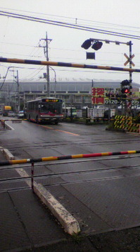 小机踏切にて東急バス